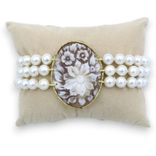 Armband mit dreifachem Strang aus Naturperlen und Cameo – L ca. 20 cm. Messingständer - 