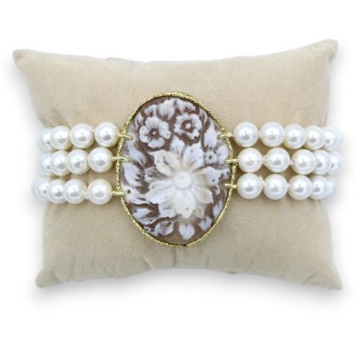 Armband mit dreifachem Strang aus Naturperlen und Cameo – L ca. 20 cm. Messingständer - 