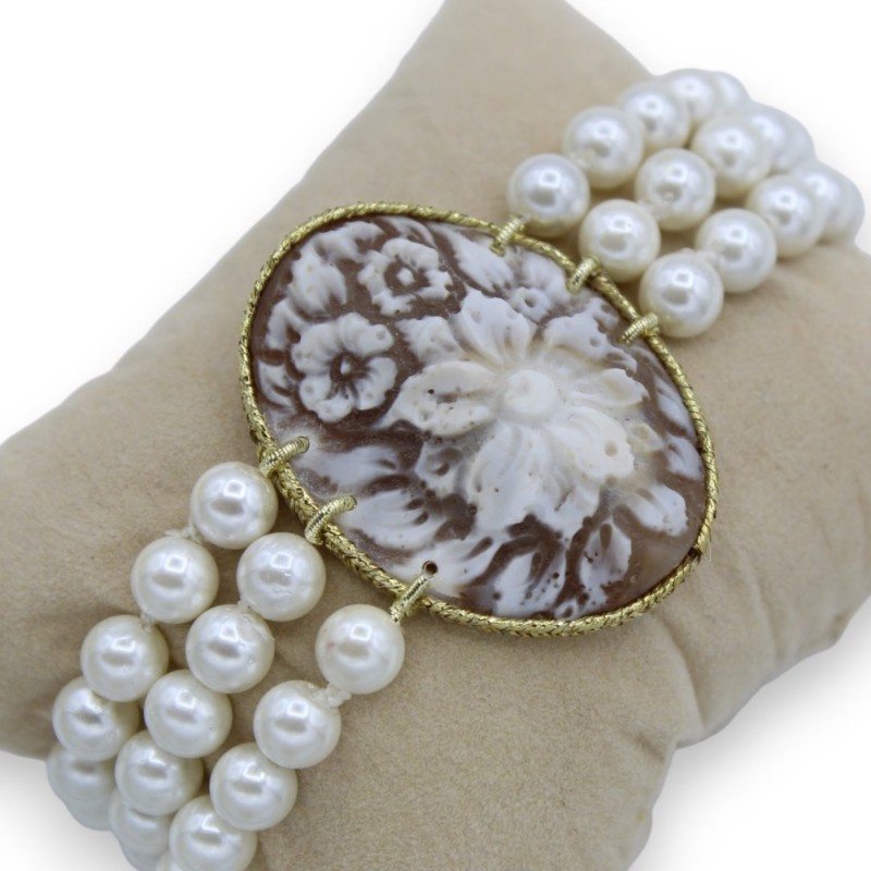 Armband mit dreifachem Strang aus Naturperlen und Cameo – L ca. 20 cm. Messingständer - 