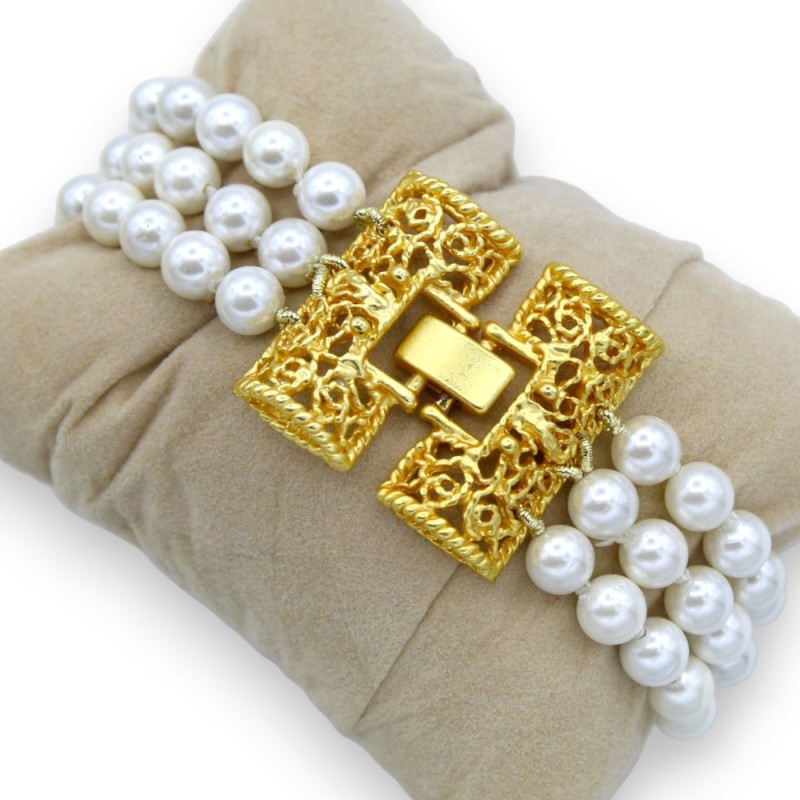 Armband mit dreifachem Strang aus Naturperlen und Cameo – L ca. 20 cm. Messingständer - 