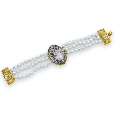 Armband mit dreifachem Strang aus Naturperlen und Cameo – L ca. 20 cm. Messingständer - 