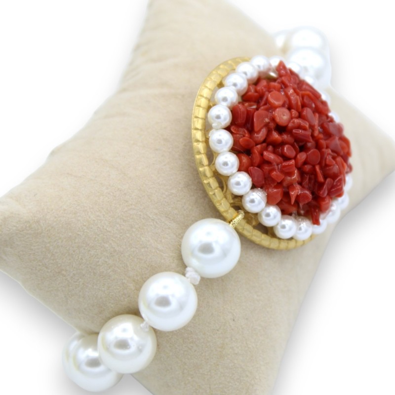 Bracelet de grosses perles naturelles avec médaillon en laiton parsemé de corail de bambou et de perles, L environ 20 cm