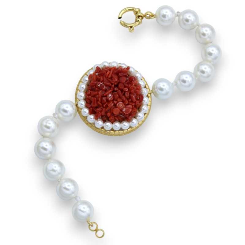 Armband aus großen Naturperlen mit Messingmedaillon besetzt mit Bambuskorallen und Perlen, L ca. 20 cm. -