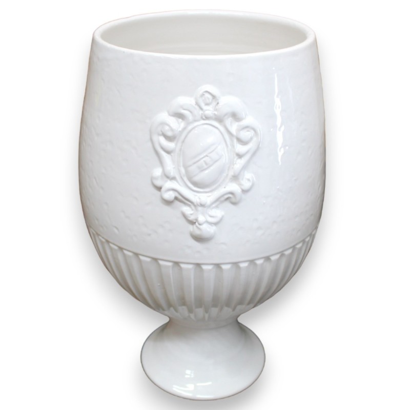 Empire-Vase aus feiner Keramik – H 40 cm und Ø 22 cm. Weiß mit Hammerschlageffekt und Rillen, geprägtes Wappen - 