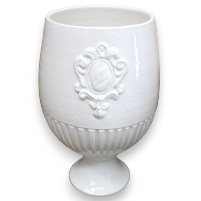 Empire-Vase aus feiner Keramik – H 40 cm und Ø 22 cm. Weiß mit Hammerschlageffekt und Rillen, geprägtes Wappen - 