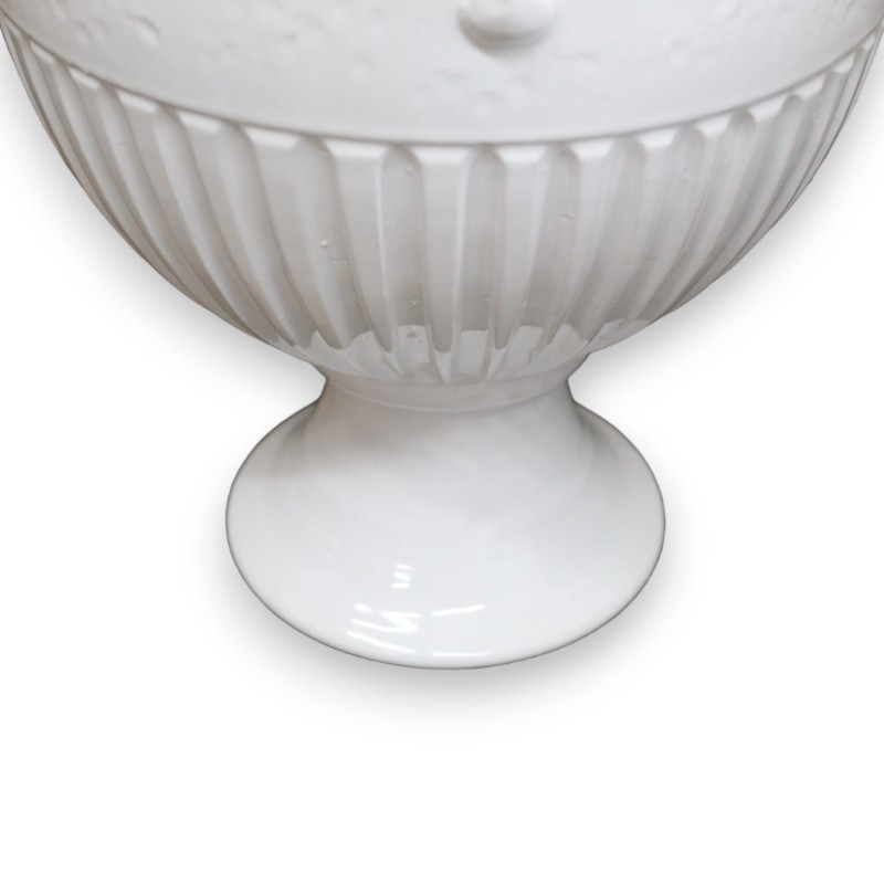 Empire-Vase aus feiner Keramik – H 40 cm und Ø 22 cm. Weiß mit Hammerschlageffekt und Rillen, geprägtes Wappen - 