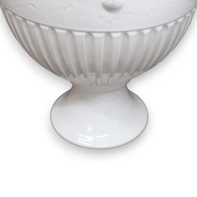 Empire-Vase aus feiner Keramik – H 40 cm und Ø 22 cm. Weiß mit Hammerschlageffekt und Rillen, geprägtes Wappen - 