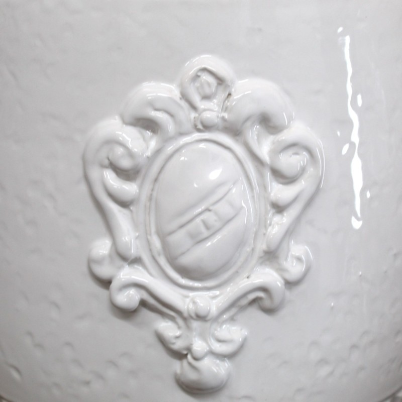 Empire-Vase aus feiner Keramik – H 40 cm und Ø 22 cm. Weiß mit Hammerschlageffekt und Rillen, geprägtes Wappen - 
