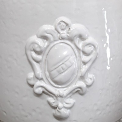 Empire-Vase aus feiner Keramik – H 40 cm und Ø 22 cm. Weiß mit Hammerschlageffekt und Rillen, geprägtes Wappen - 