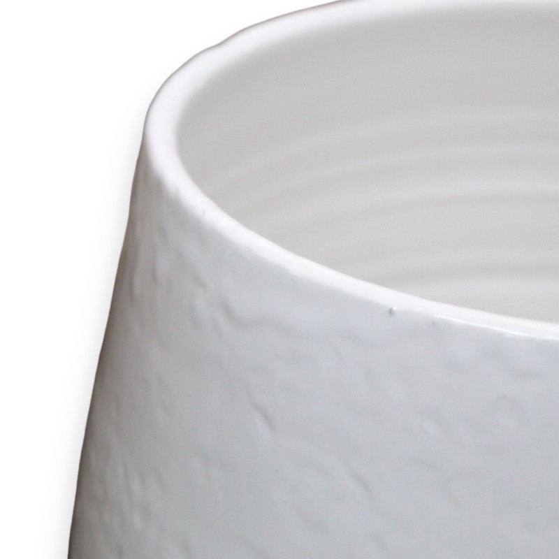 Empire-Vase aus feiner Keramik – H 40 cm und Ø 22 cm. Weiß mit Hammerschlageffekt und Rillen, geprägtes Wappen - 