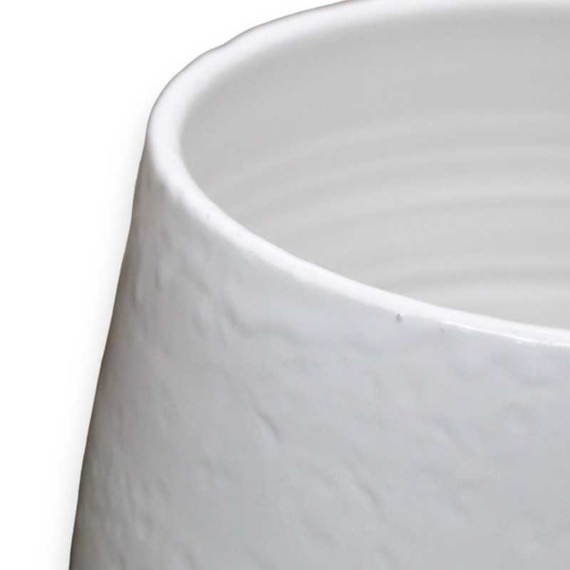 Vaso Impero in pregiata ceramica - h 40 cm e Ø 22 cm Bianco con effetto  martellato e scanalature, stemma in rilievo