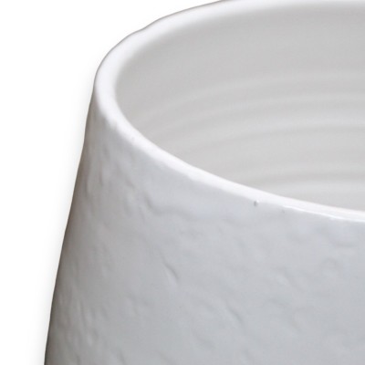 Empire-Vase aus feiner Keramik – H 40 cm und Ø 22 cm. Weiß mit Hammerschlageffekt und Rillen, geprägtes Wappen - 