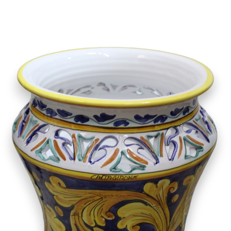Perforierter Albarello-Schirmständer aus Caltagirone-Keramik, ca. H 50 cm. Barocke Dekoration auf blauem Hintergrund - 