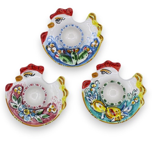 Coquetier poule en céramique Caltagirone - L 13 x 13 cm env. (1pc) avec 3 options de couleurs et décoration aléatoire - 