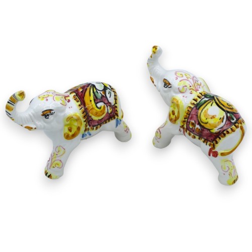 Elefant i Caltagirone keramik L 13 x h 12 cm ca. (1 st) med 3 färgalternativ och slumpmässig dekoration -  2