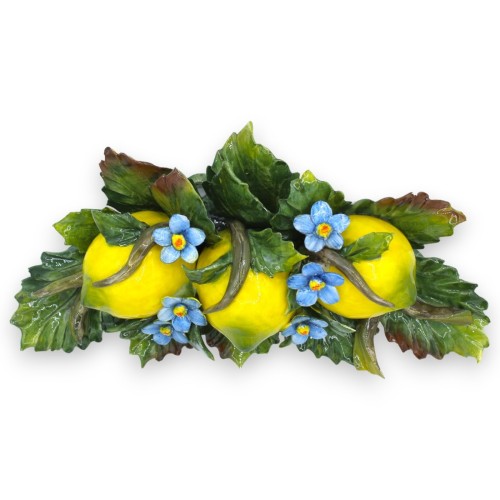 Bogen mit Komposition aus 3 Zitronen, Blüten und Blättern aus feiner Keramik – H ca. 15 x 30 cm. - 