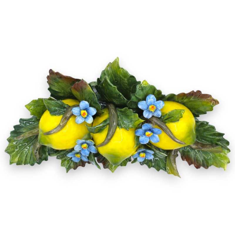 Arco con composizione di 3 limoni, fiori e foglie in pregiata ceramica - h 15 x 30 cm ca. - 