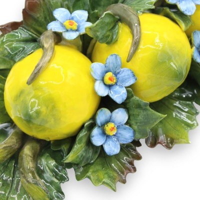 Arco com composição de 3 limões, flores e folhas em cerâmica fina - h 15 x 30 cm aprox. - 