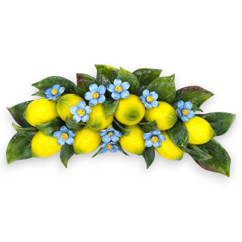 Arco con composizione di 10 limoni, fiori e foglie in pregiata ceramica - h 17 x 36 cm ca. - 