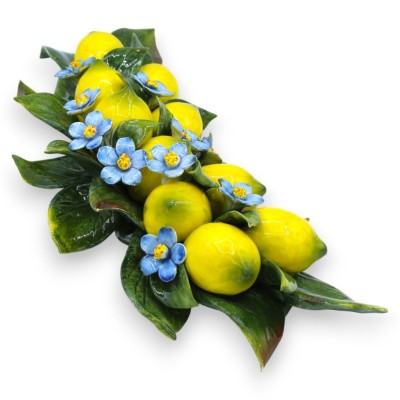 Bogen mit Komposition aus 10 Zitronen, Blüten und Blättern aus feiner Keramik – H ca. 17 x 36 cm. - 