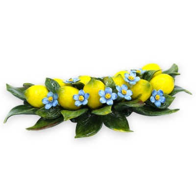 Bogen mit Komposition aus 10 Zitronen, Blüten und Blättern aus feiner Keramik – H ca. 17 x 36 cm. - 