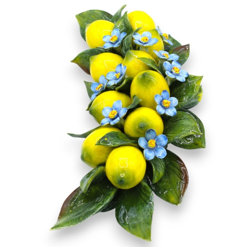 Boog met compositie van 10 citroenen, bloemen en bladeren in fijn keramiek - ca. h 17 x 36 cm. - 