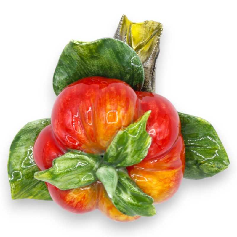 Bundel met compositie van tomaat en bladeren in fijn keramiek - ca. h 9 x 10 cm. - 