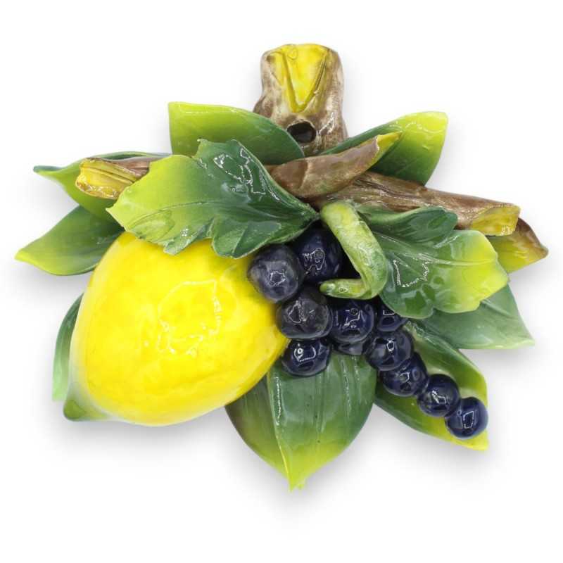 Faisceau avec composition de citron, raisins noirs et feuilles en céramique fine - h 18 x 21 cm environ. - 