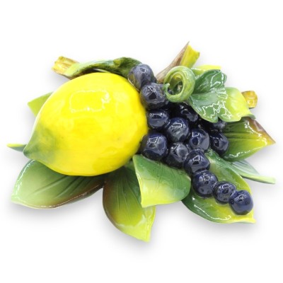 Fascio con composizione di limone, Uva Nera e foglie in pregiata ceramica - h 18 x 21 cm ca. - 