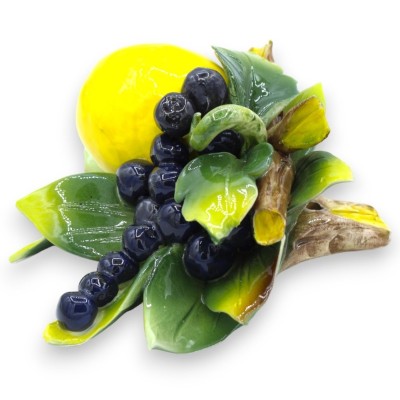 Faisceau avec composition de citron, raisins noirs et feuilles en céramique fine - h 18 x 21 cm environ. - 