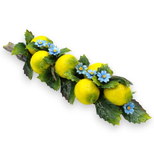 Bundel met compositie van citroenen, bloemen en bladeren in fijn keramiek - ca. h 47 x 15 cm. MD2 - 