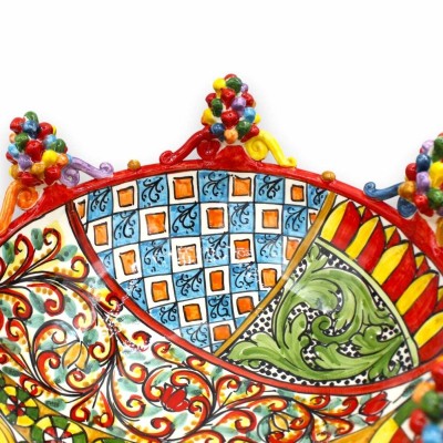 Centre de table en céramique Caltagirone, série ÈLITE, Ø environ 35 cm. Décoration charrette sicilienne et pommes de pin