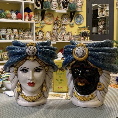 Paar dunkelbraune Caltagirone-Köpfe mit Turbanen, Höhe 27 cm - 
