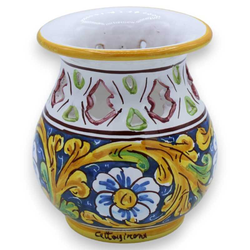 Vasetto traforato in ceramica Caltagirone - h 14 cm x 12 cm ca. decoro barocco e fiori su fondo blu - 