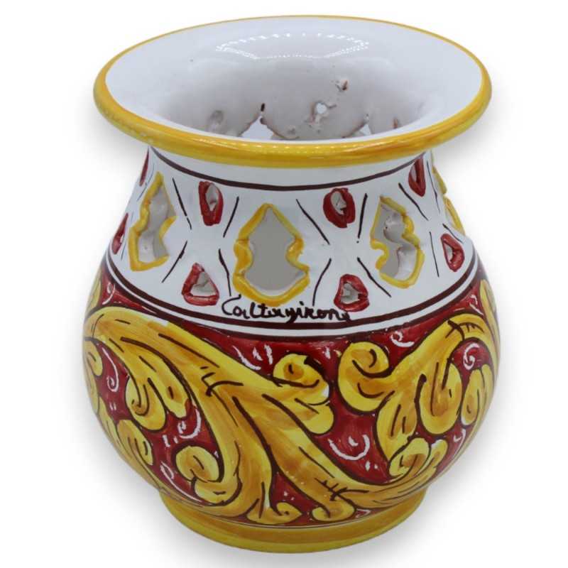 Vasetto traforato in ceramica Caltagirone - h 14 cm x 12 cm ca. decoro barocco classico su fondo rosso - 