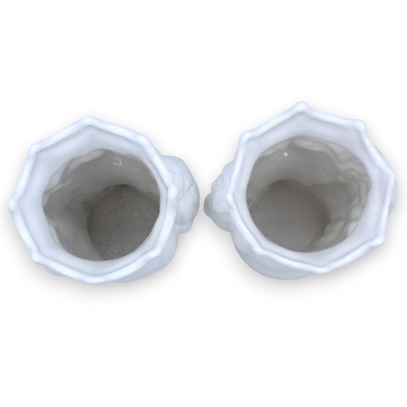 Paar donkerbruine koppen in Caltagirone keramiek - h ca. 18 cm Glanzend witte kroon en fruit - 