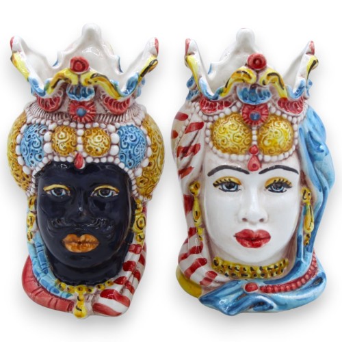 Paar donkerbruine koppen van Caltagirone-keramiek, h ca. 13/14 cm. kroon en tulband MD7