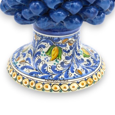 Sizilianischer Tannenzapfen aus Caltagirone-Keramik, Antikblau, 2 Größenoptionen (1 Stück), Sockel mit Blumendekoration 
