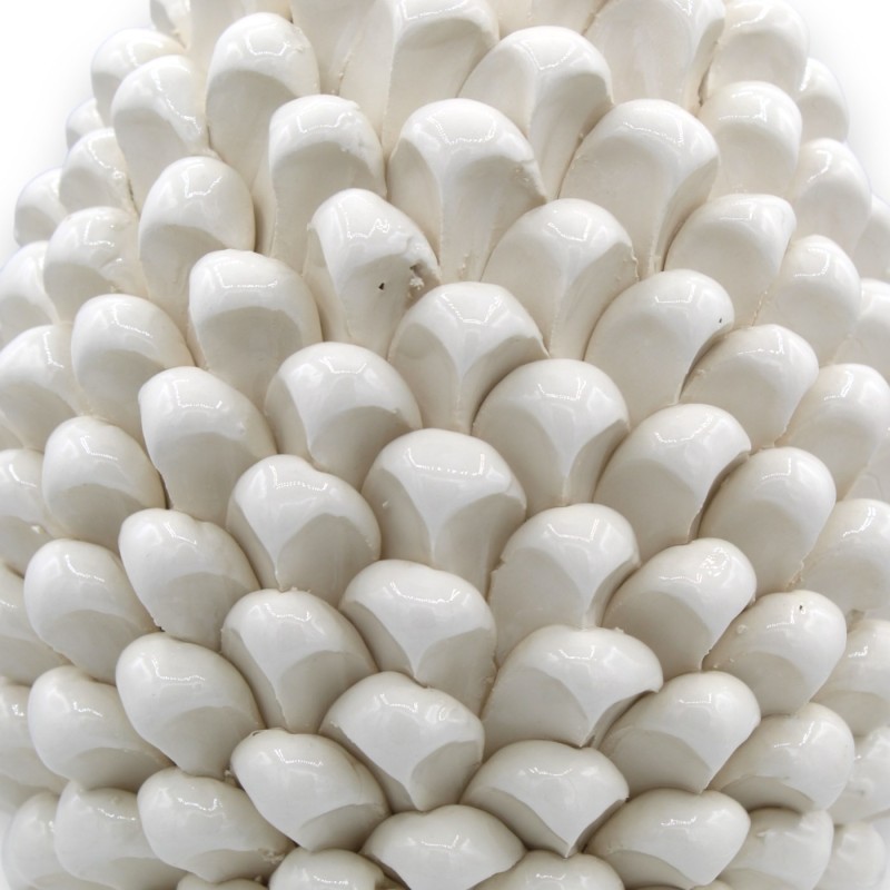 Szyszka sycylijska z ceramiki Caltagirone, biała, 2 opcje rozmiaru (1 szt.) podstawa z barokową dekoracją na czerwonym t