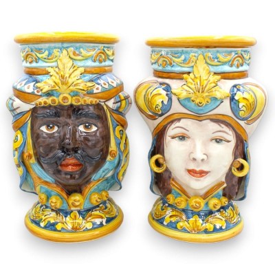 Coppia di Teste di Moro Caltagirone h 30 / 31 cm ca. decoro barocco e applicazioni - 