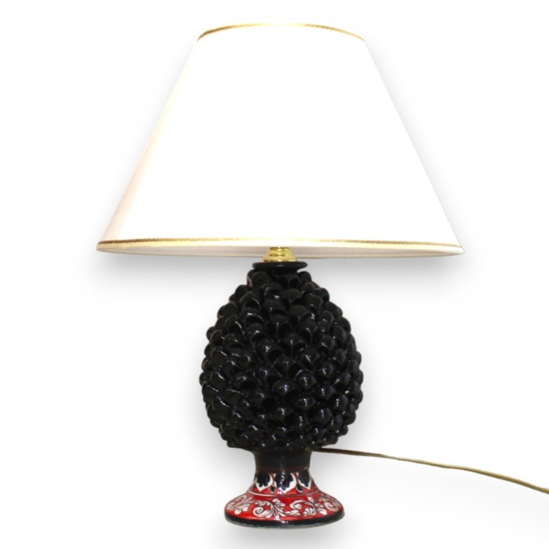 Ceramiczna lampa w kształcie szyszki Caltagirone h ok. 50 cm. Czarna łodyga z białą barokową dekoracją na czerwonym tle 