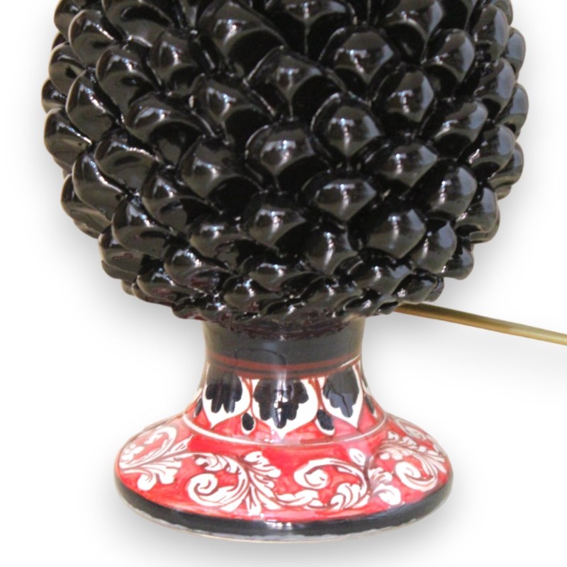 Ceramiczna lampa w kształcie szyszki Caltagirone h ok. 50 cm. Czarna łodyga z białą barokową dekoracją na czerwonym tle 