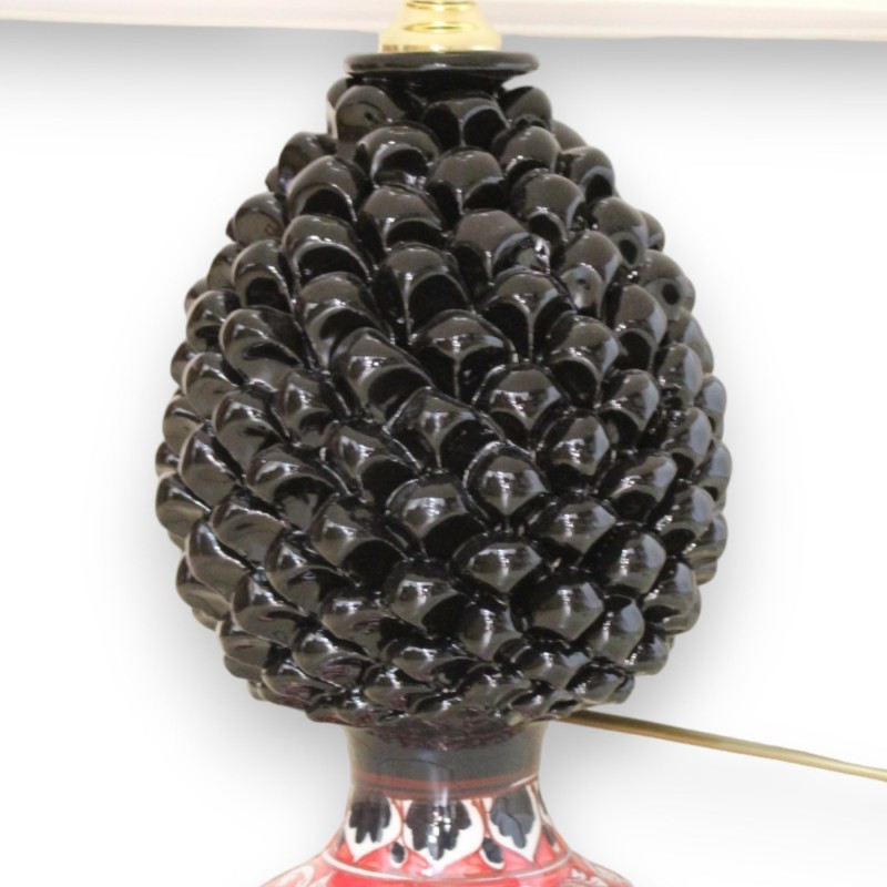 Ceramiczna lampa w kształcie szyszki Caltagirone h ok. 50 cm. Czarna łodyga z białą barokową dekoracją na czerwonym tle 