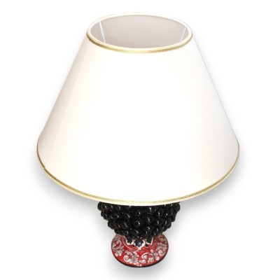 Tannenzapfenlampe aus Caltagirone-Keramik, Höhe ca. 50 cm. Schwarzer Stiel mit weißem Barockdekor auf rotem Grund - 