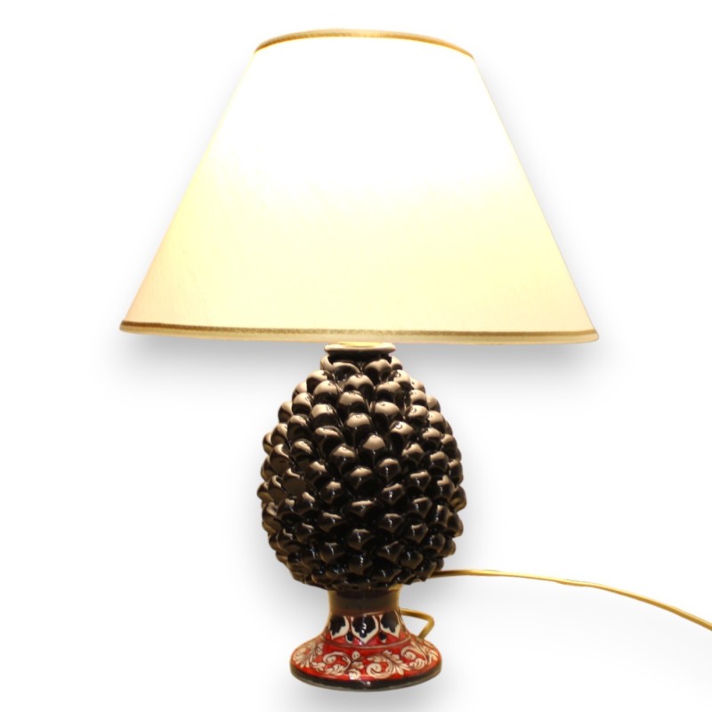 Ceramiczna lampa w kształcie szyszki Caltagirone h ok. 50 cm. Czarna łodyga z białą barokową dekoracją na czerwonym tle 