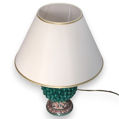Lámpara de piña de cerámica Caltagirone Al. 50 cm aprox. Tallo de cobre verde con decoración barroca blanca y palmetas. 