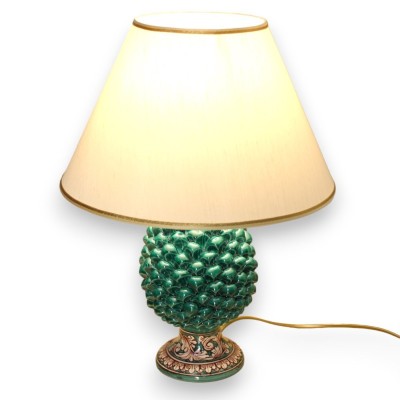 Lámpara de piña de cerámica Caltagirone Al. 50 cm aprox. Tallo de cobre verde con decoración barroca blanca y palmetas. 