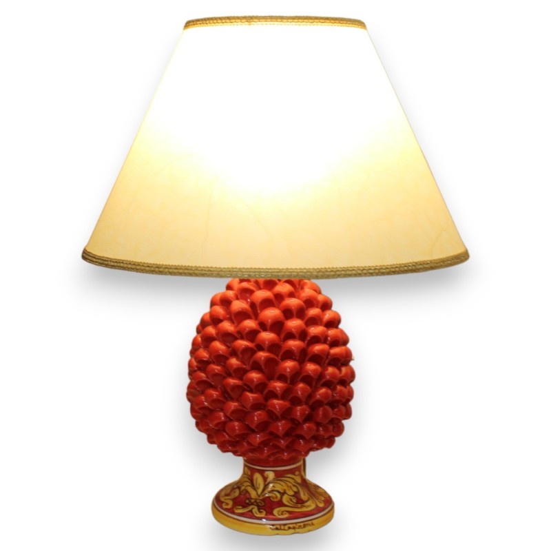 Lampa ceramiczna w kształcie szyszki Caltagirone, wys. 50 cm ok. Czerwona łodyga z barokową dekoracją na czerwonym tle -