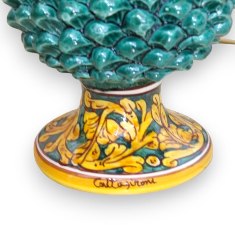 Caltagirone-Keramik-Tannenzapfenlampe, H ca. 50 cm. Grünspanstiel mit klassischem Barockdekor auf grünem Hintergrund - 