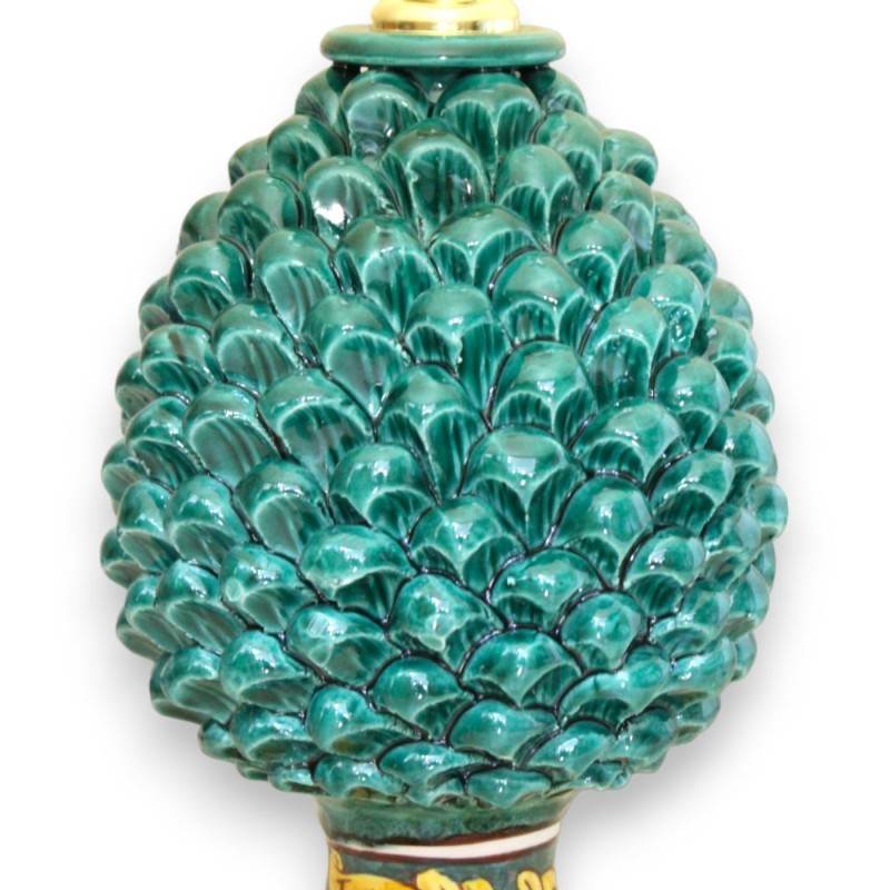 Caltagirone-Keramik-Tannenzapfenlampe, H ca. 50 cm. Grünspanstiel mit klassischem Barockdekor auf grünem Hintergrund - 